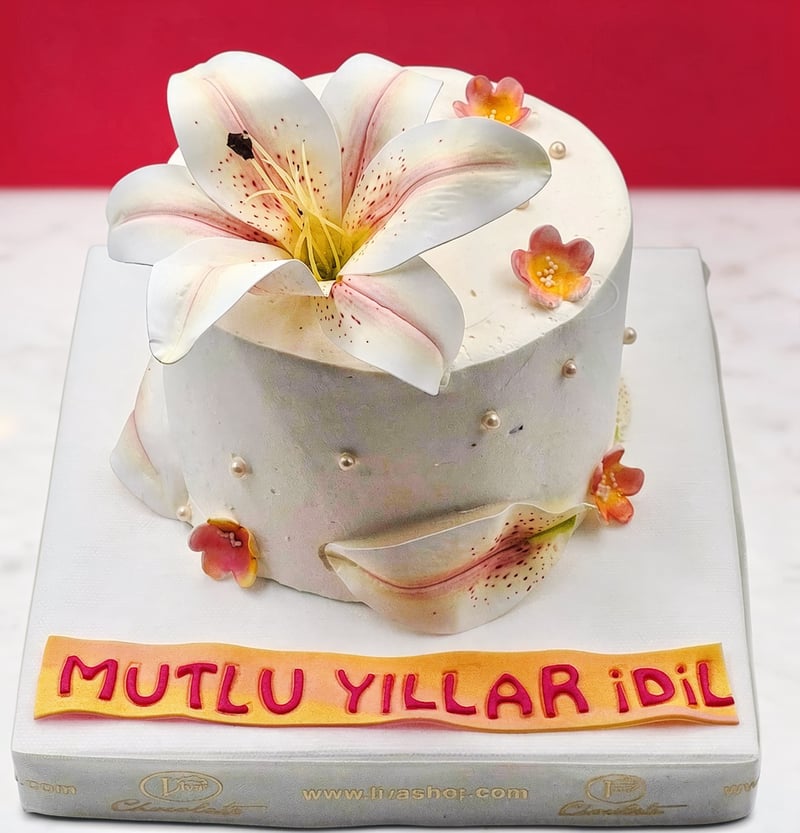 Beyaz Lilyum Zarafeti Özel Pasta