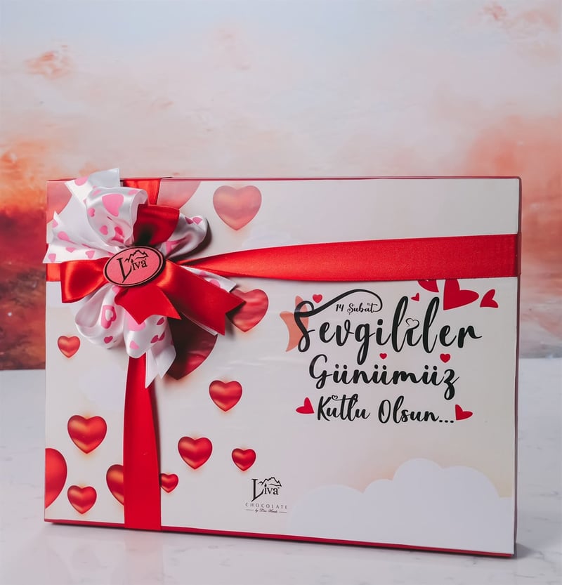 Kalpler ve Bulutlar Tasarımlı Kutu (42 Adet Yaldızlı Kalp Çikolata)