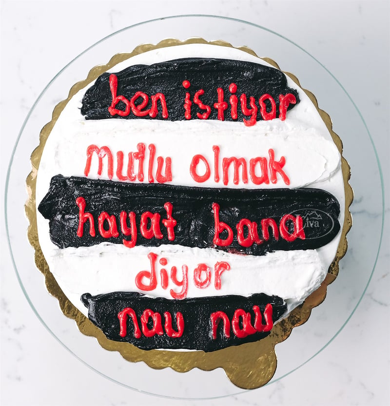 Siyah Beyaz Aforizmalı Pasta