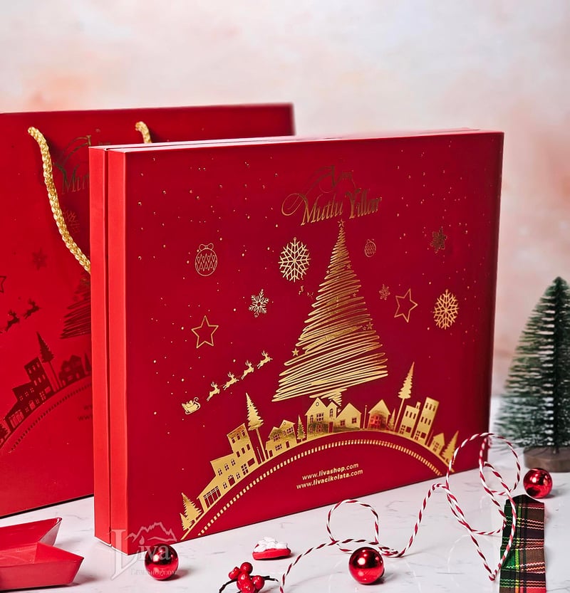 Yılbaşı Çam Ağacı Altında Madlen Çikolata Kutusu