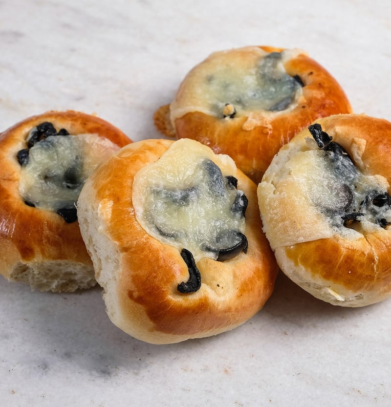 Zeytinli Ezmeli Mini Pizza