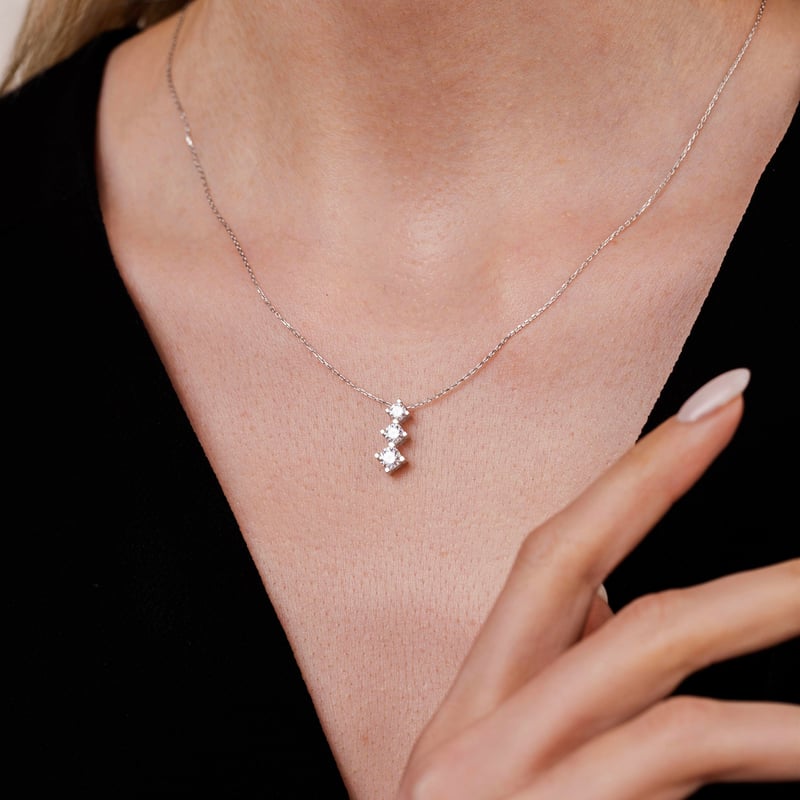 0.65 Karat Mozanit Tria Gümüş Kolye