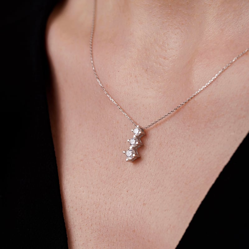 0.65 Karat Mozanit Tria Gümüş Kolye