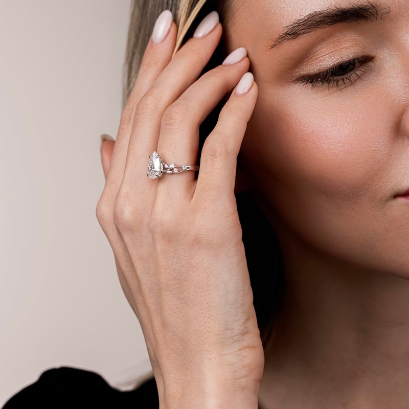 4.00 Karat Mozanit Aşk Baharı Tektaş Gümüş Yüzük