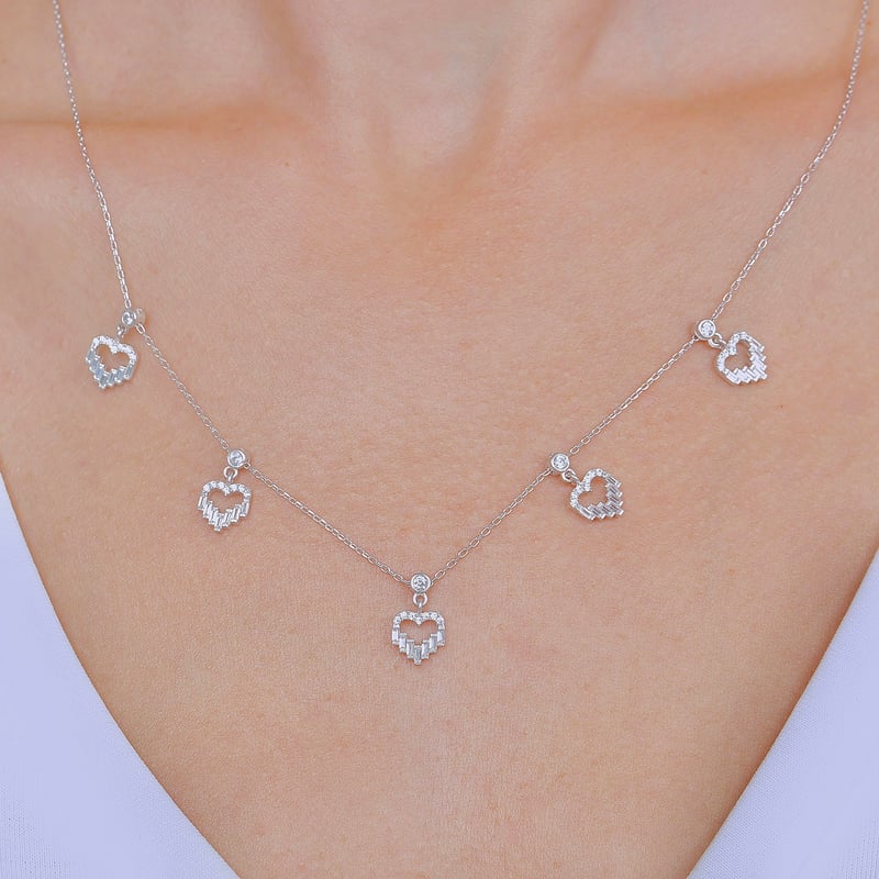 Bagetli Kalpler Choker Gümüş Şans Kolye
