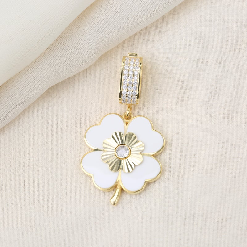 beyaz-mineli-yonca-yankisi-gumus-charm-74a11a.jpg
