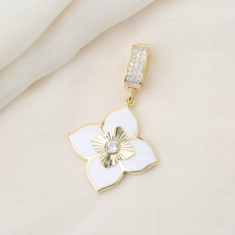 beyaz-mineli-yonca-yildizi-gumus-charm--41c3-.jpg