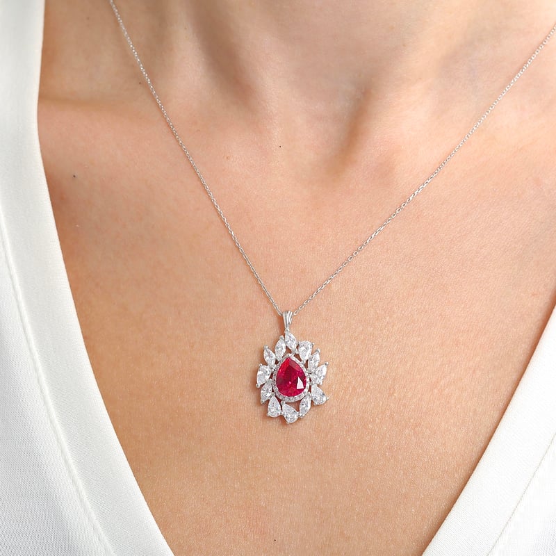 Effective Diamond İstanbul İhtişamı Sentetik Yakut Taşlı Gümüş Kolye
