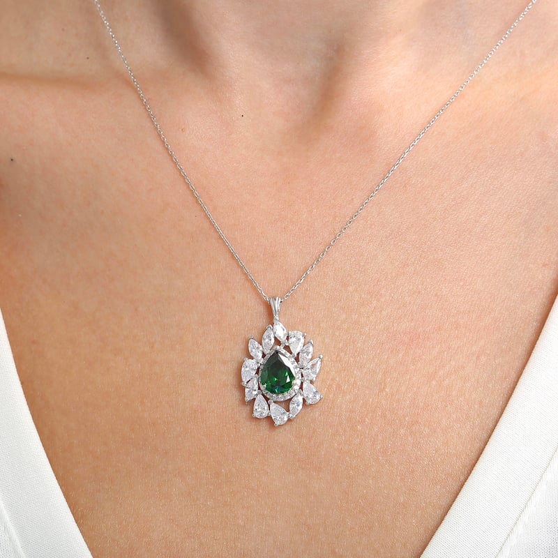 Effective Diamond İstanbul İhtişamı Sentetik Zümrüt Taşlı Gümüş Kolye