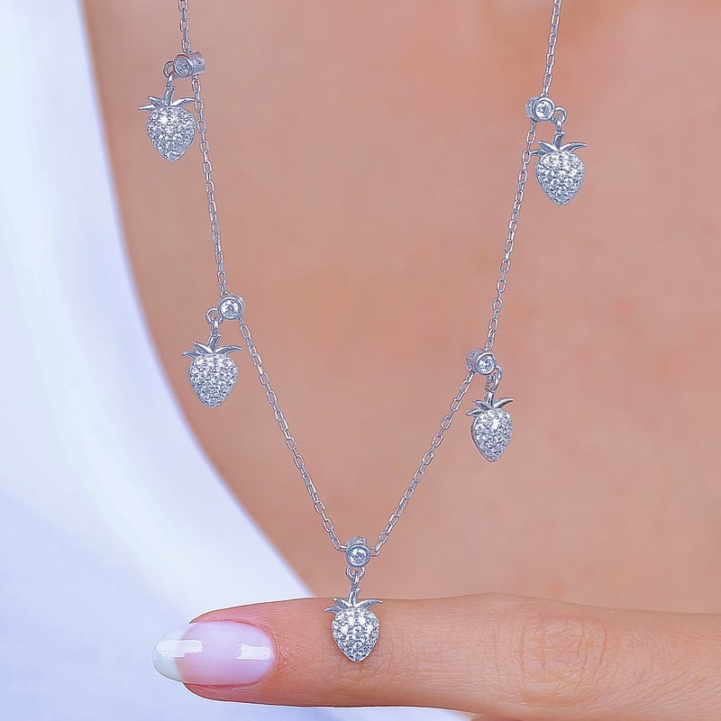 Işıltılı Çilekler Choker Gümüş Şans Kolye