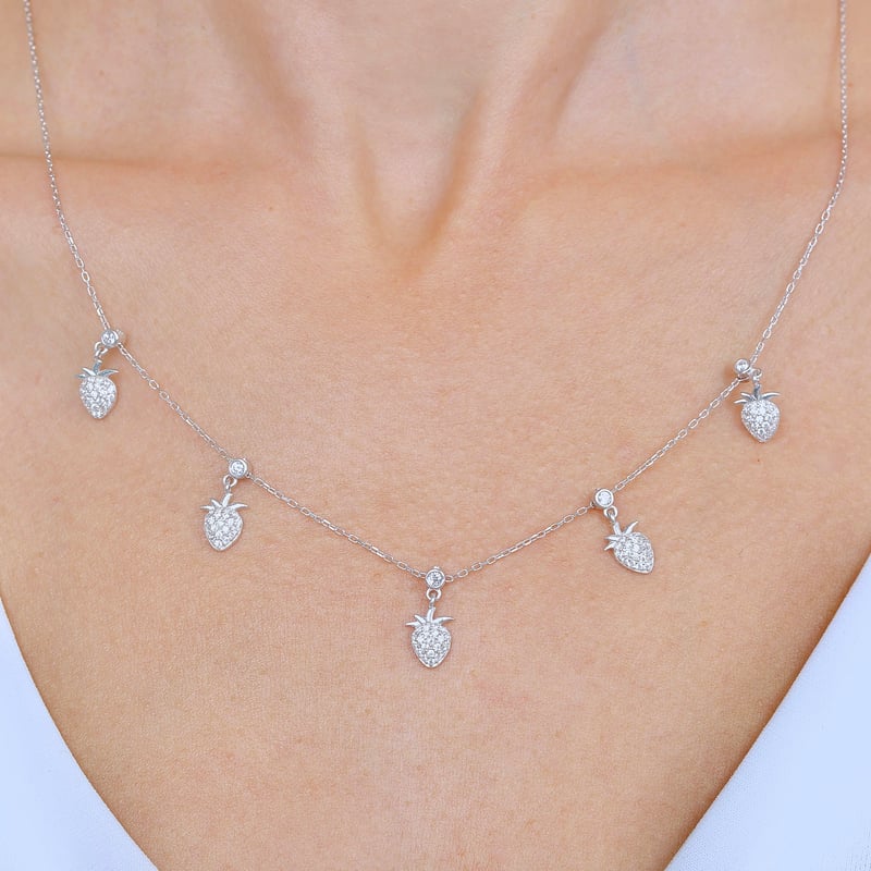 Işıltılı Çilekler Choker Gümüş Şans Kolye