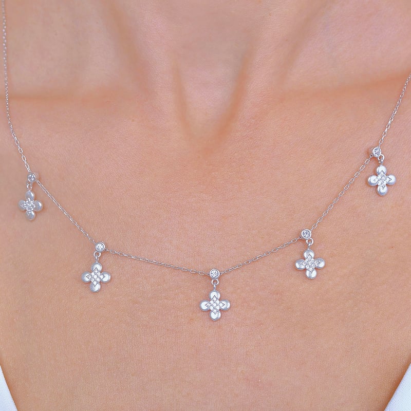 Zarif Yoncalar Choker Gümüş Şans Kolye