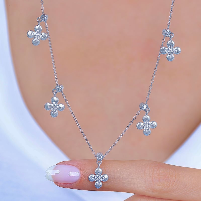 Zarif Yoncalar Choker Gümüş Şans Kolye
