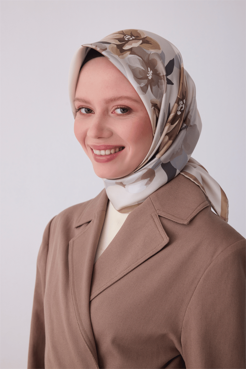 Belli Bej Çiçek Desen %100 Twill İpek Eşarp 4330-84