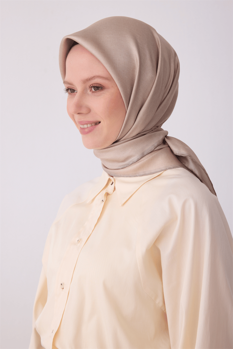 Belli Bej Klasik Desen %100 Twill İpek Eşarp 4305-82