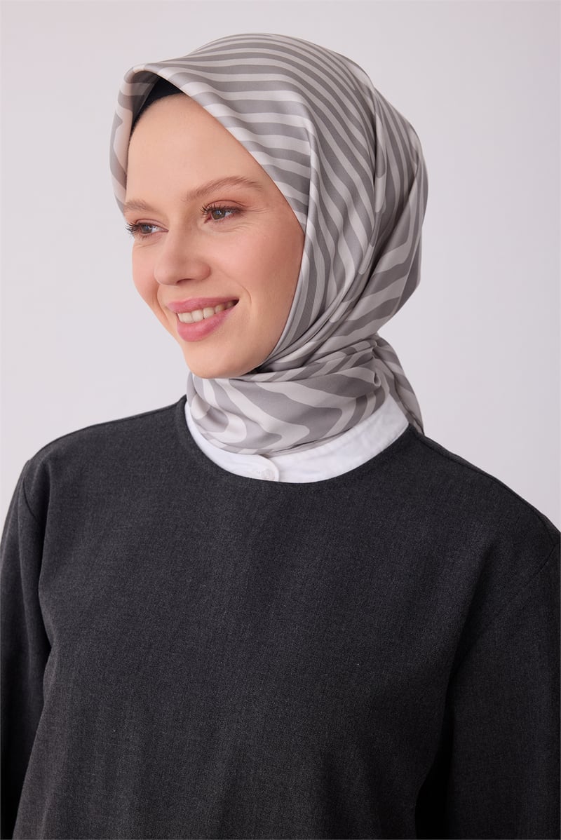 Belli Ekru Geometrik Desen %100 Twill İpek Eşarp 4325-80