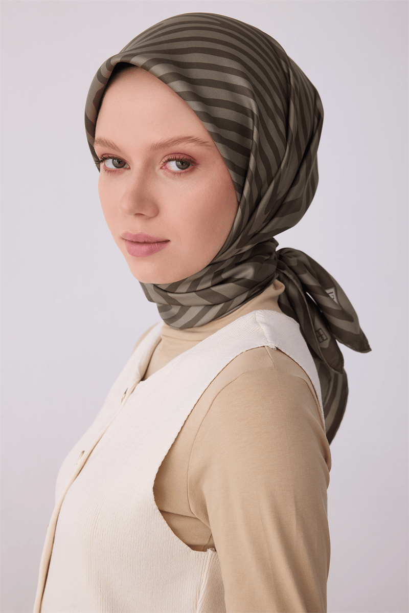 Belli Haki Geometrik Desen %100 Twill İpek Eşarp 4325-85