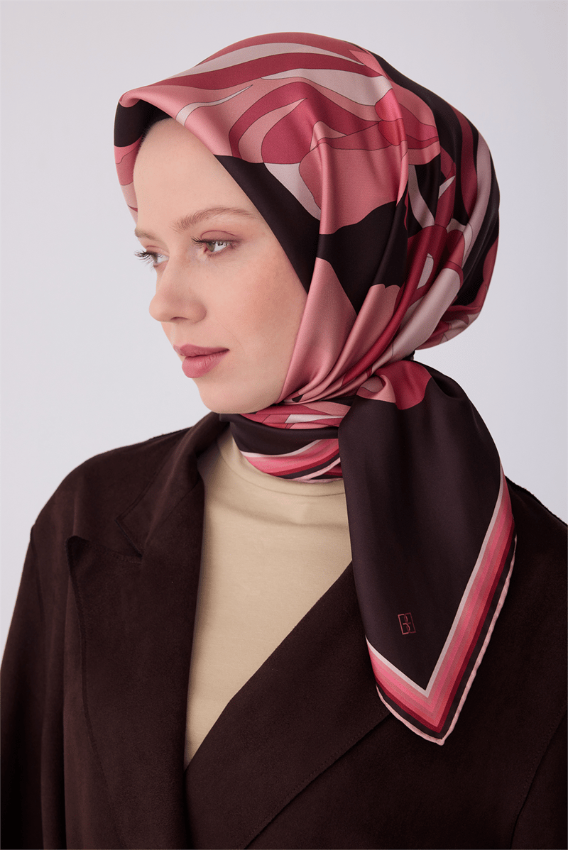 Belli Kahverengi Çiçek Desen %100 Twill İpek Eşarp 4303-35