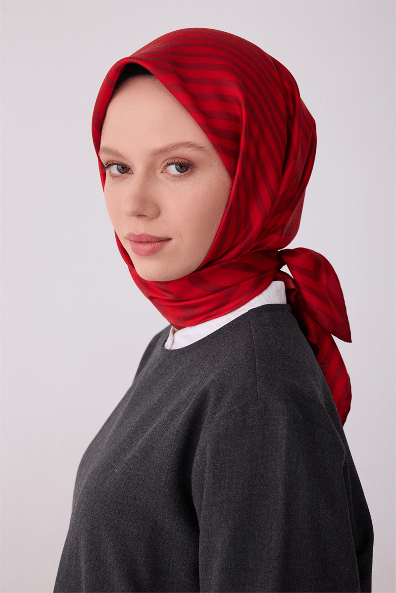 Belli Kırmızı Geometrik Desen %100 Twill İpek Eşarp 4325-03