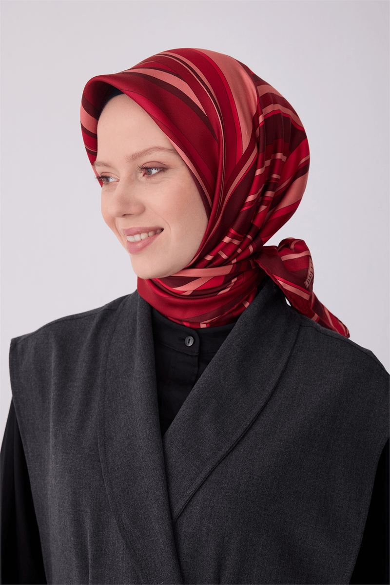 Belli Kırmızı Geometrik Desen %100 Twill İpek Eşarp 4311-06