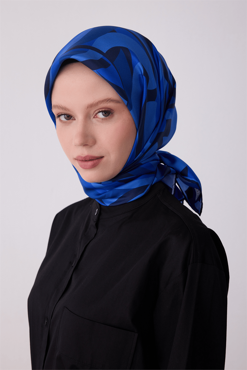 Belli Mavi Geometrik Desen %100 Twill İpek Eşarp 4327-84