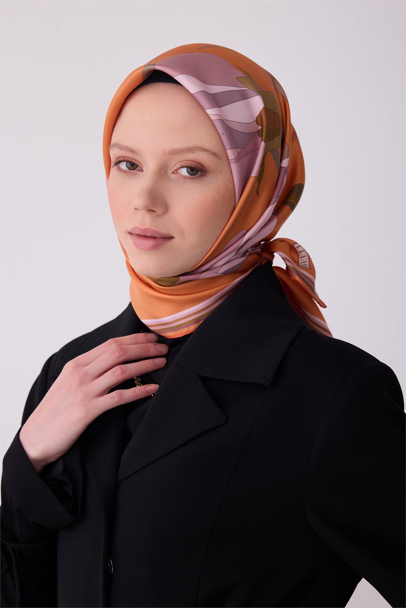 Belli Oranj Çiçek Desen %100 Twill İpek Eşarp 4303-33