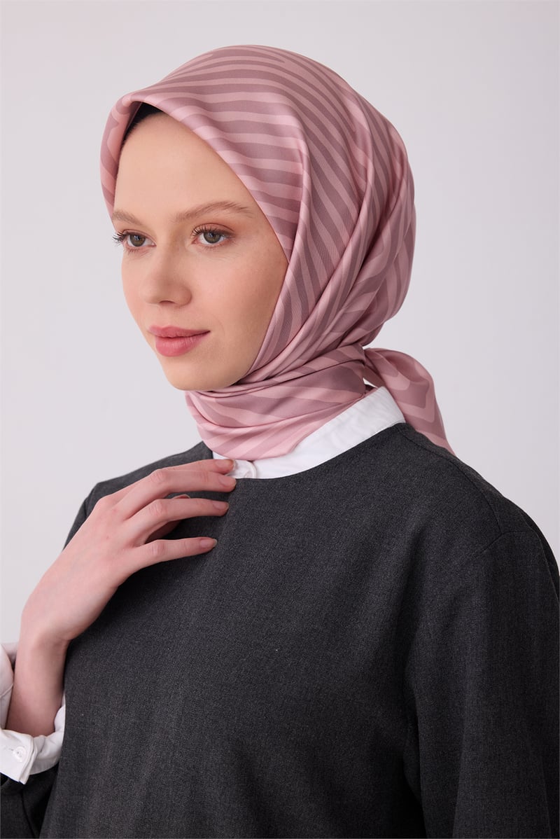 Belli Pembe Geometrik Desen %100 Twill İpek Eşarp 4325-01