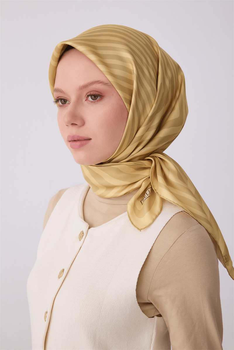 Belli Sarı Geometrik Desen %100 Twill İpek Eşarp 4325-06