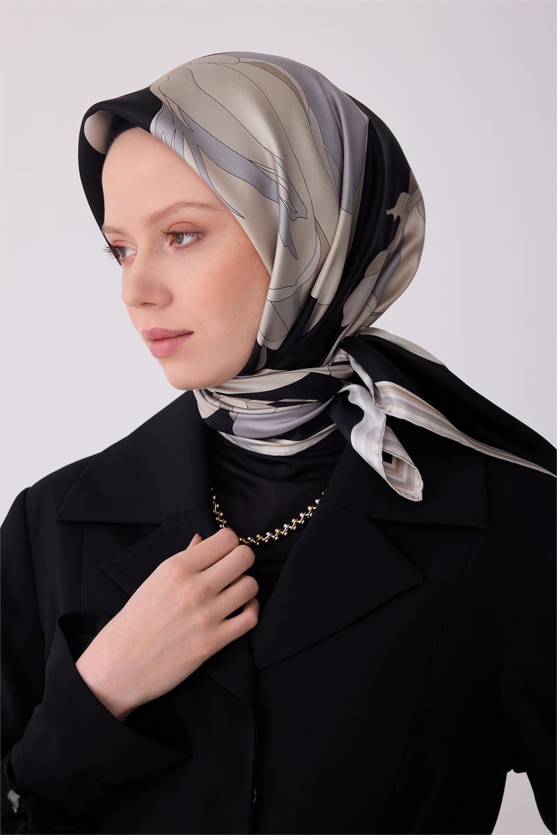 Belli Siyah Çiçek Desen %100 Twill İpek Eşarp 4303-85