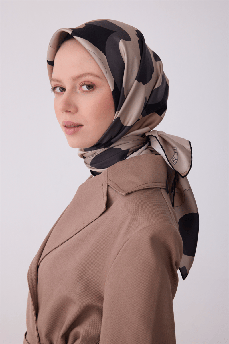 Belli Siyah Çiçek Desen %100 Twill İpek Eşarp 4306-89