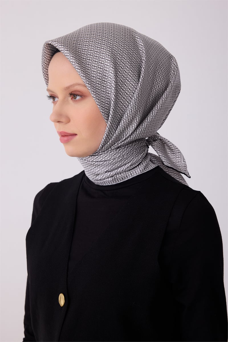 Belli Siyah Monogram Desen %100 Twill İpek Eşarp 4321-53