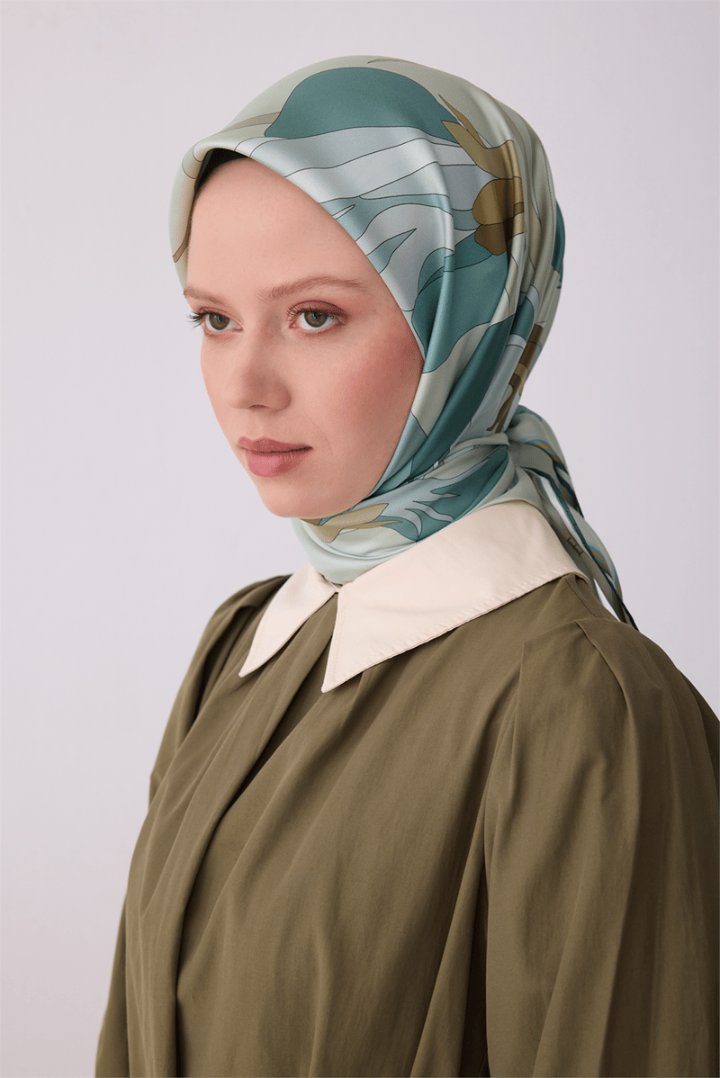 Belli Yeşil Çiçek Desen %100 Twill İpek Eşarp 4303-03