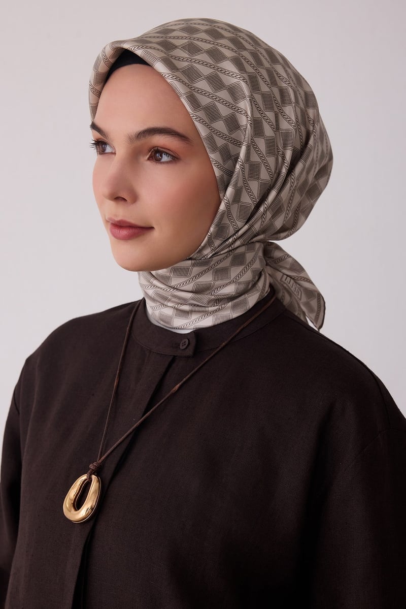 Ekru Geometrik Desen %100 Twill İpek Eşarp 4425-53