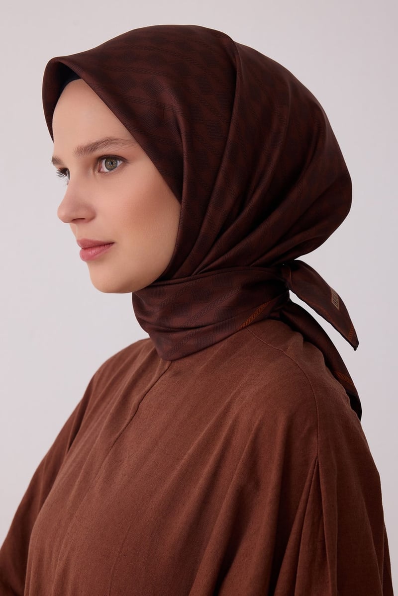 Kahverengi Geometrik Desen %100 Twill İpek Eşarp 4425-31