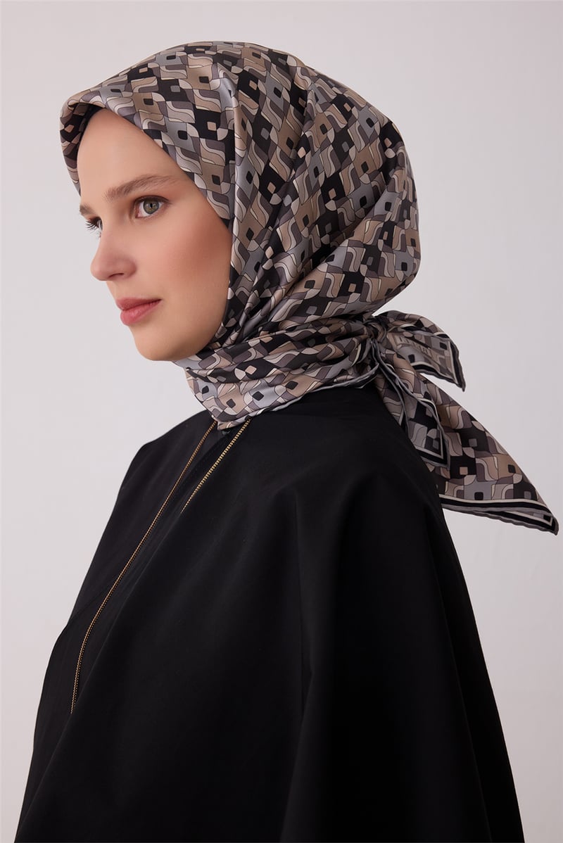 Siyah Geometrik Desen %100 Twill İpek Eşarp 4402-32
