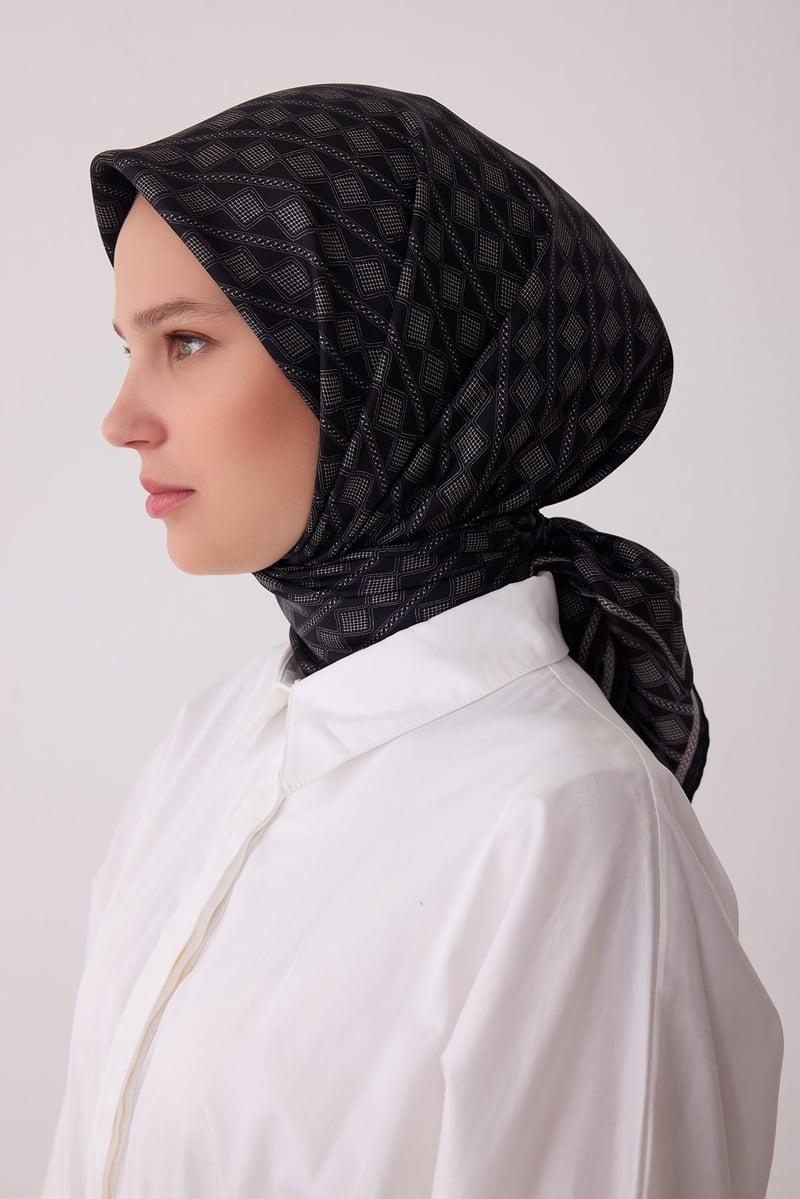 Siyah Geometrik Desen %100 Twill İpek Eşarp 4425-89
