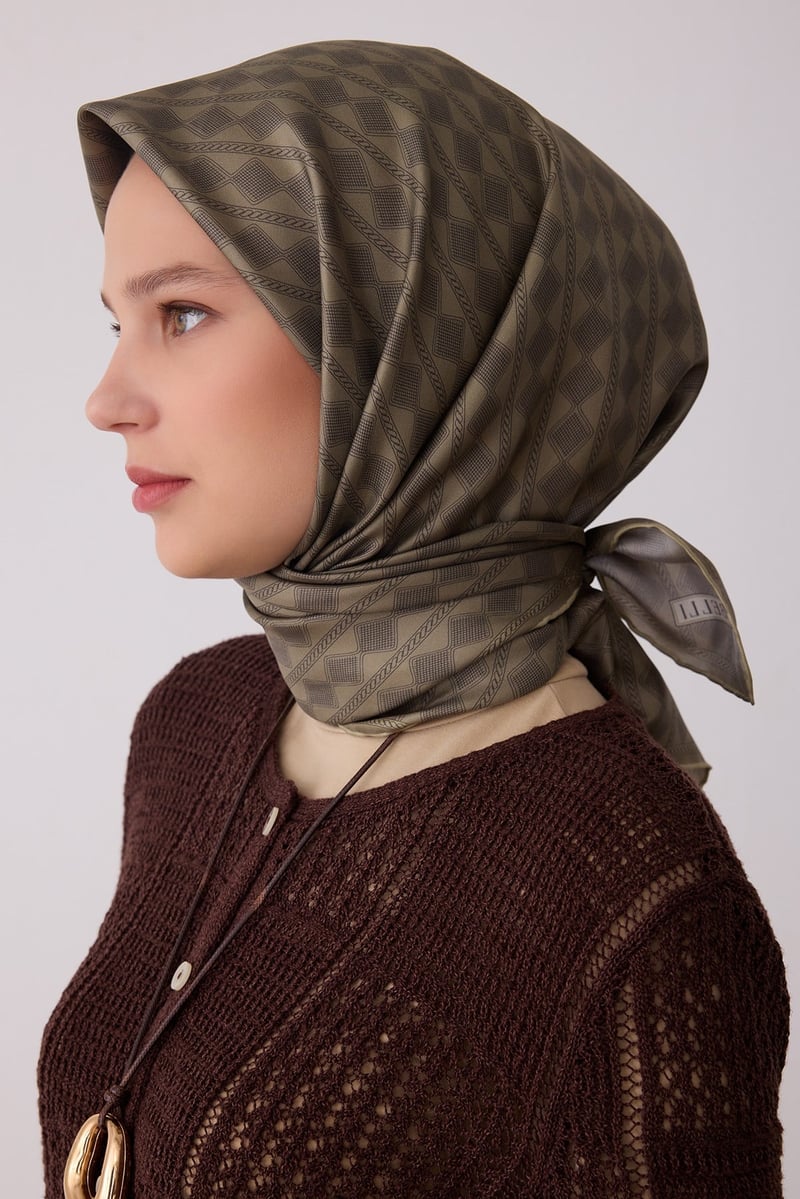 Yeşil Geometrik Desen %100 Twill İpek Eşarp 4425-51