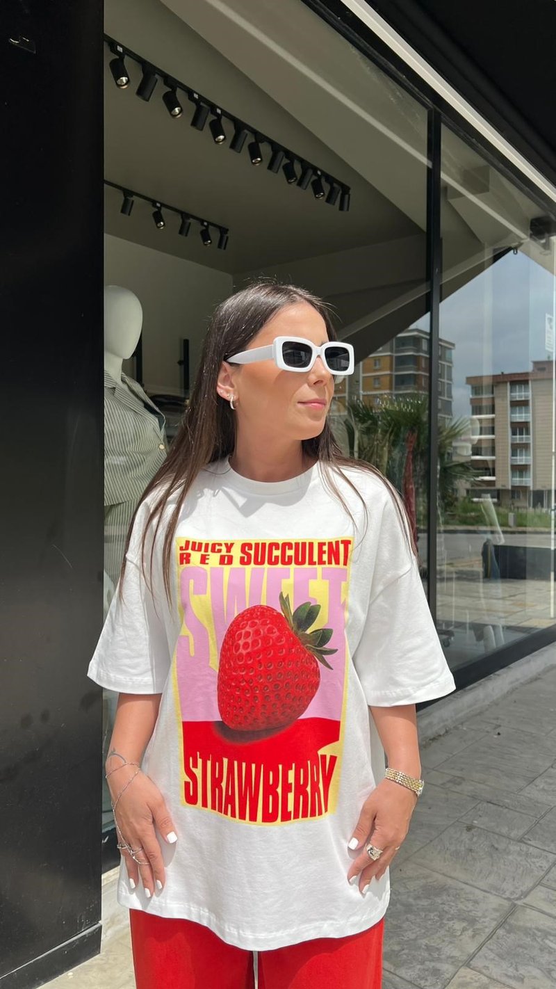 Beyaz Çilek Baskılı Tshirt