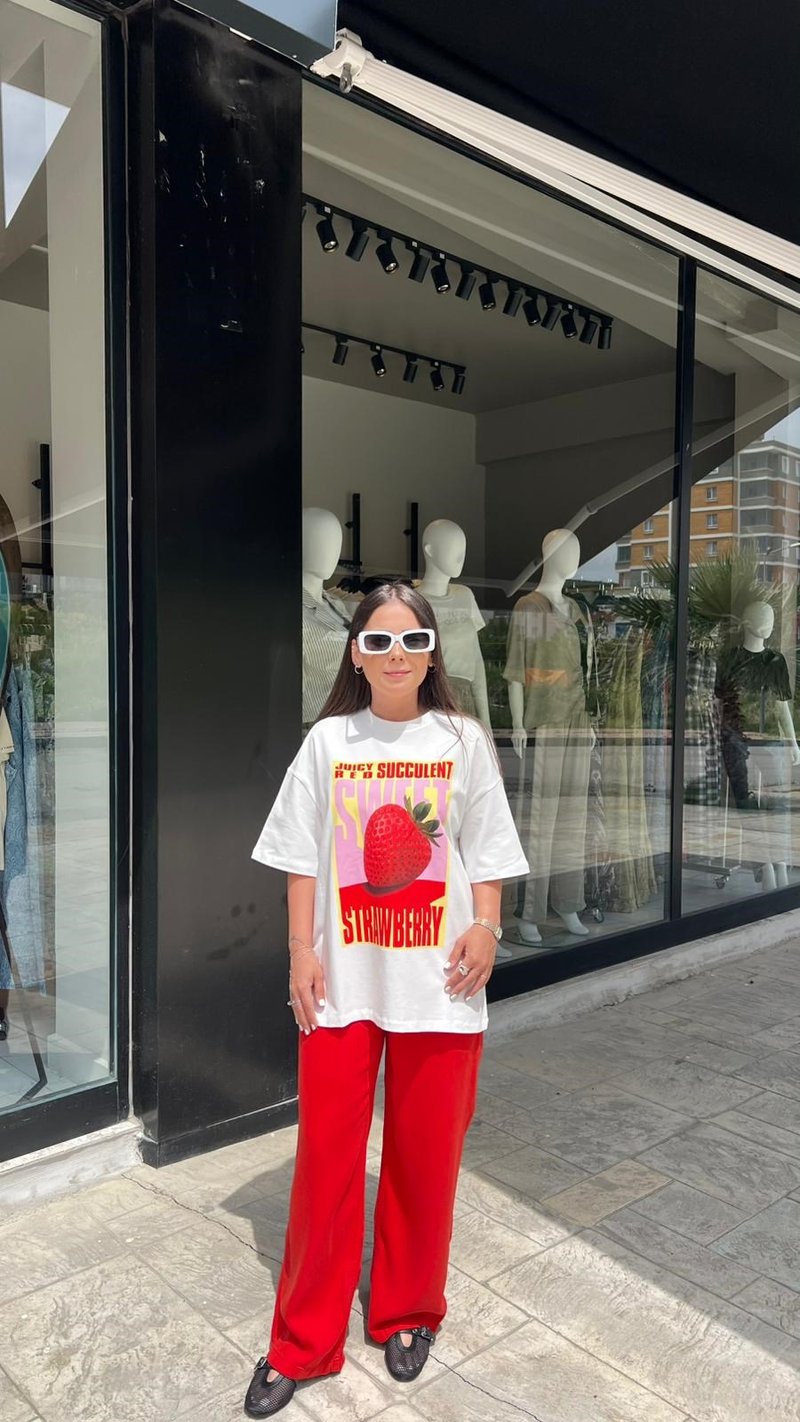 Beyaz Çilek Baskılı Tshirt
