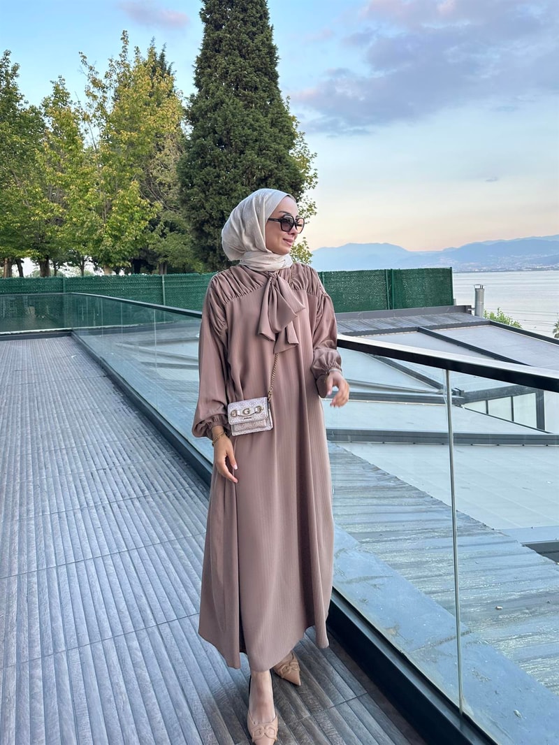 NOIRRE DESİGNElbiseOMUZ DETAYLI SÜTLÜ KAHVE 