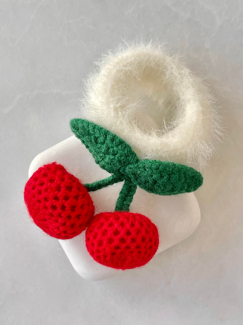 Kiraz Sallantılı Peluş Scrunchie Toka Ekru