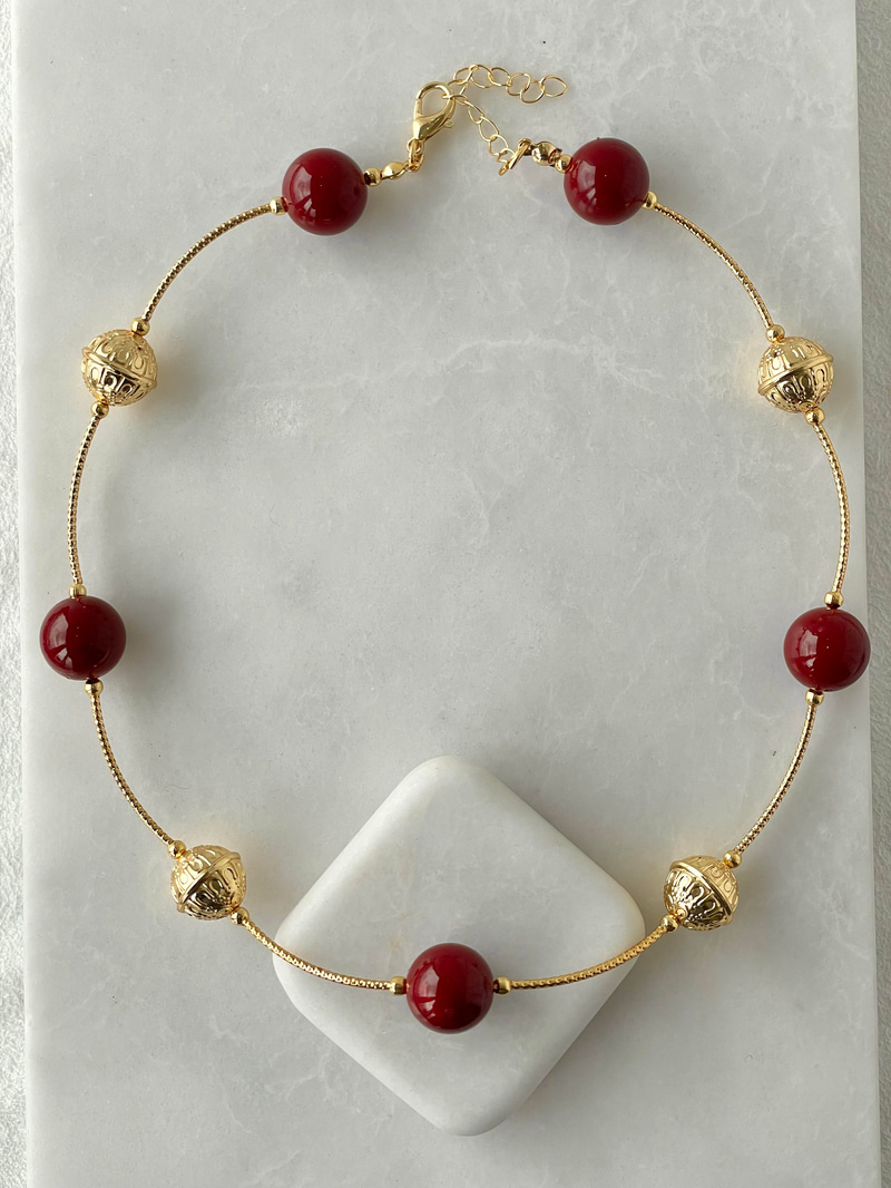 Gold İşlemeli Topçuklu Bordo Vintage Kolye