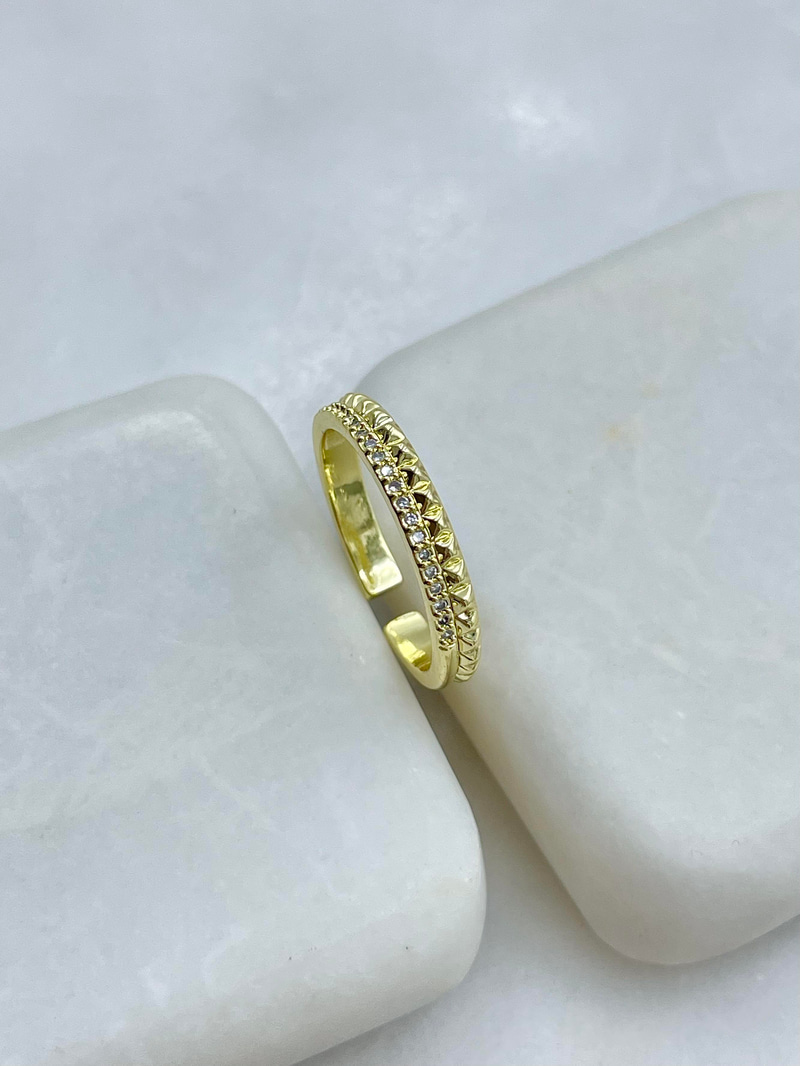Altın Kaplama Üçgen Desenli Gömme Taşlı Yüzük Gold