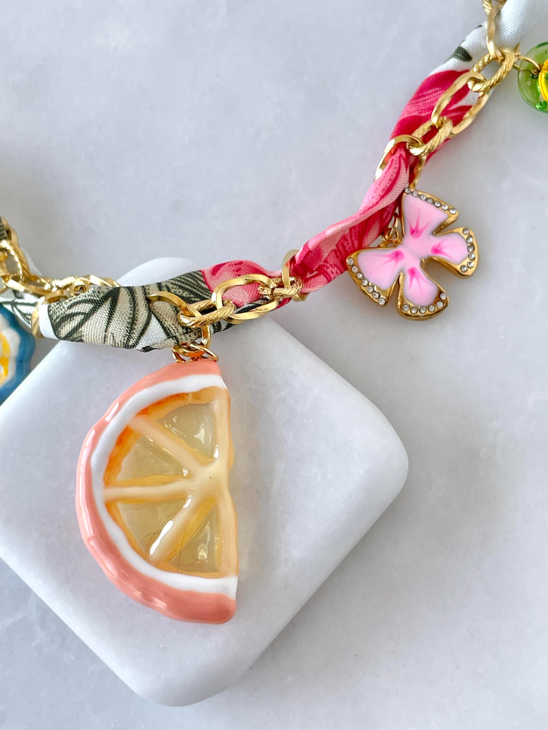 Çelik Charm Sallantılı Pembe Fularlı Kolye Gold