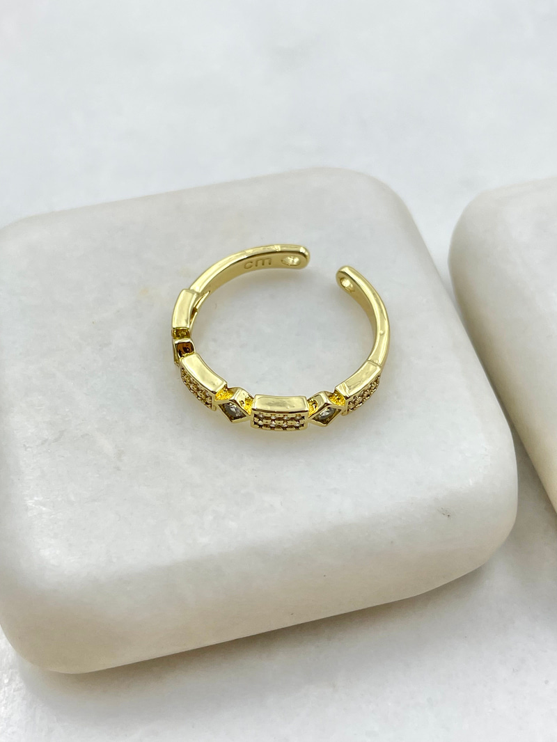 Üçgen Detaylı Gömme Taşlı Yüzük Gold