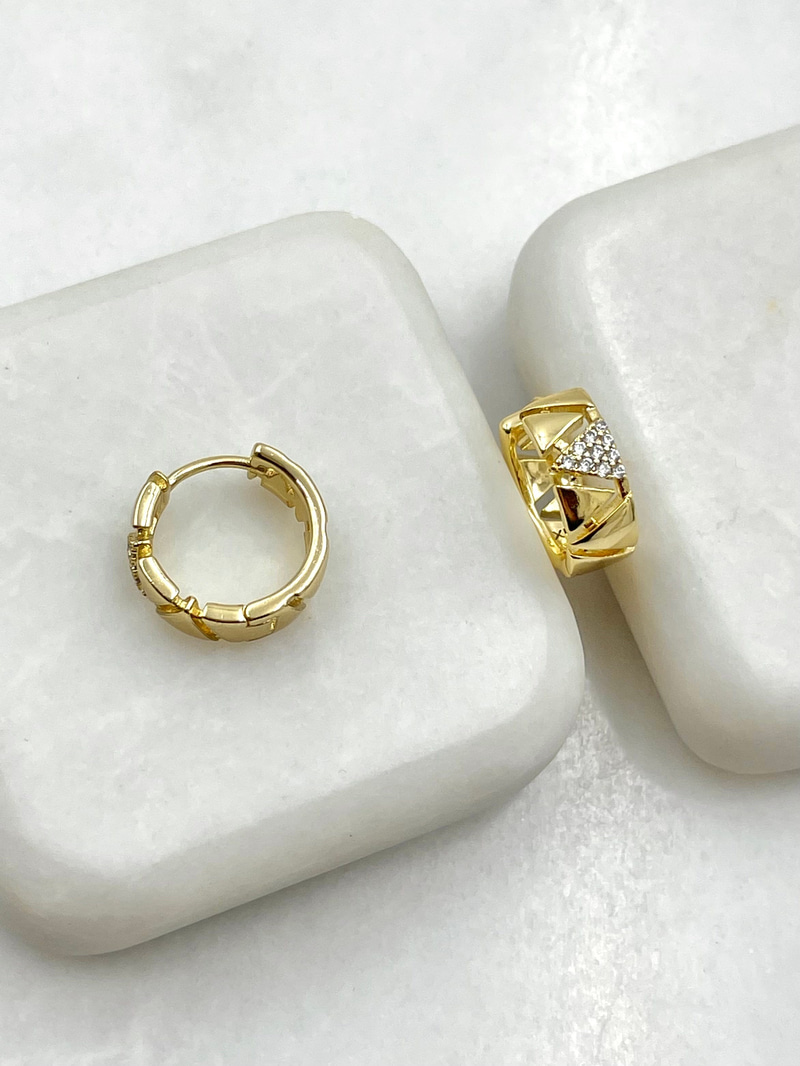 Özel Seri Taşlı Üçgen Model Küpe Gold