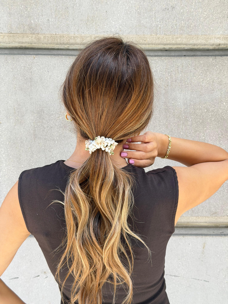 Bej Çiçek ve İncili Scrunchie Toka Renkli
