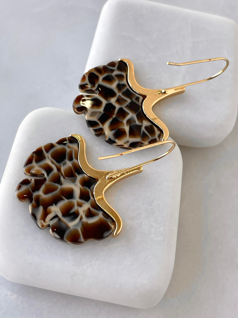 Gold Detaylı Leopar Reçine Küpe Vizon