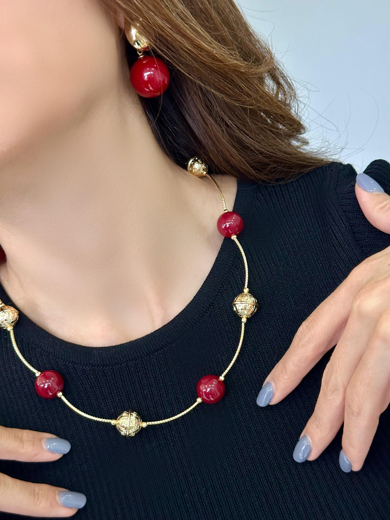 Gold İşlemeli Topçuklu Bordo Vintage Kolye