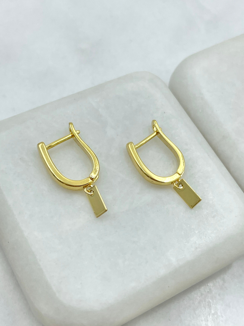 Özel Seri Plaka Sallantılı U Küpe Gold